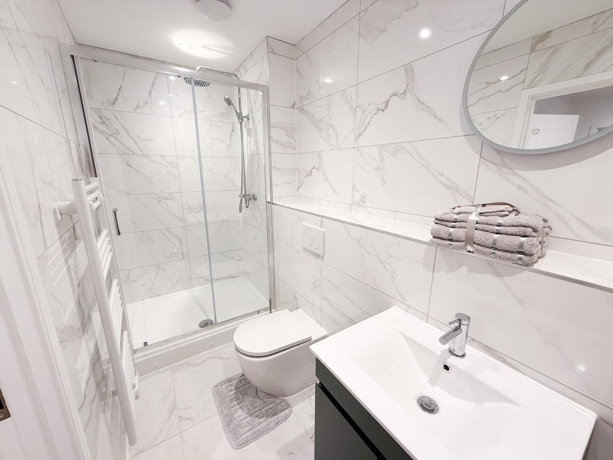 Spacious Modern 1 Bed Apartments In St Neots - Perfect For Contractors & Professionals - Free Parking - Wifi - Fully Equipped Kitchen - Smart Tv Ideal For Work Stays And Long Projects Екстер'єр фото