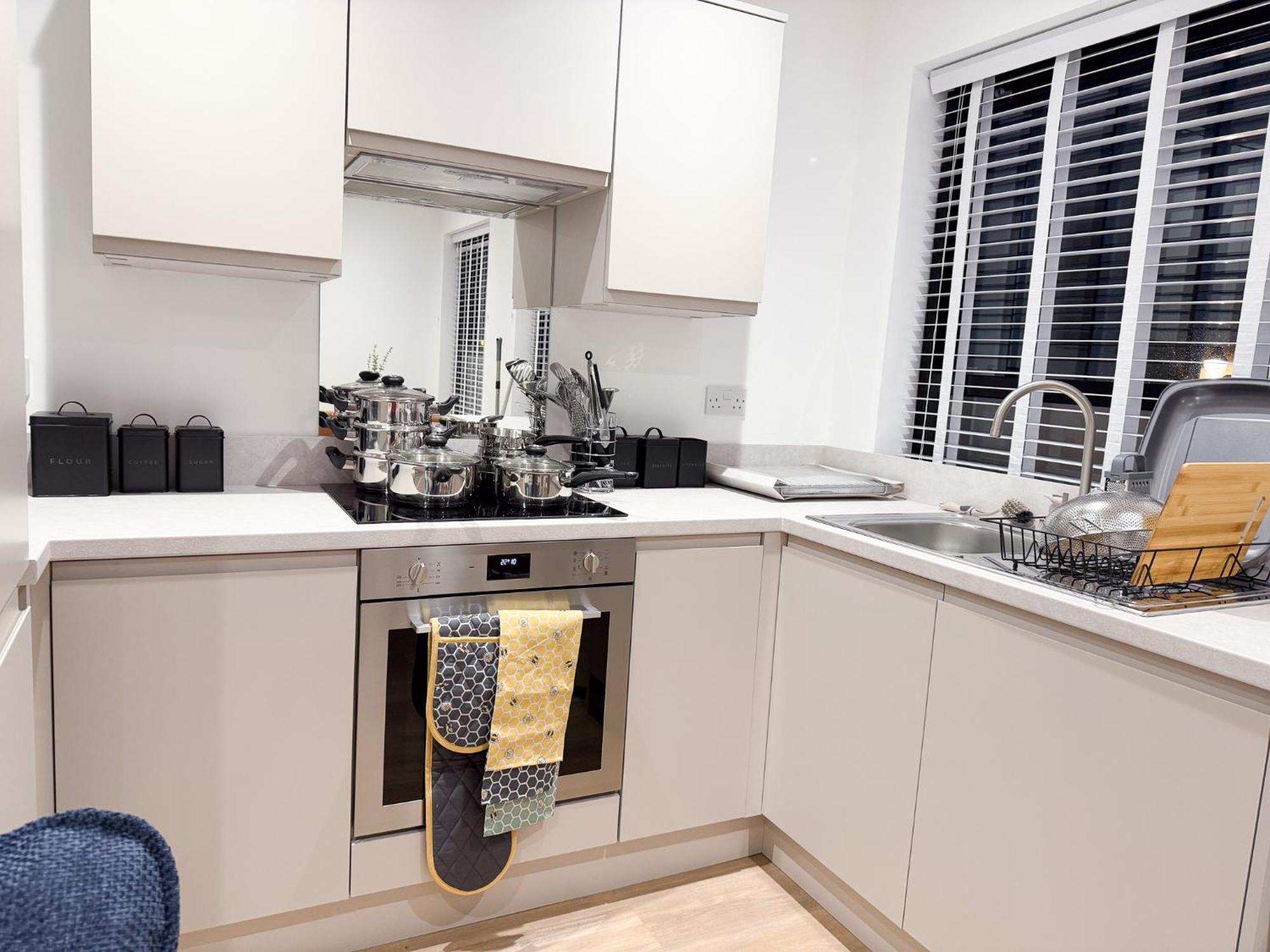 Spacious Modern 1 Bed Apartments In St Neots - Perfect For Contractors & Professionals - Free Parking - Wifi - Fully Equipped Kitchen - Smart Tv Ideal For Work Stays And Long Projects Екстер'єр фото