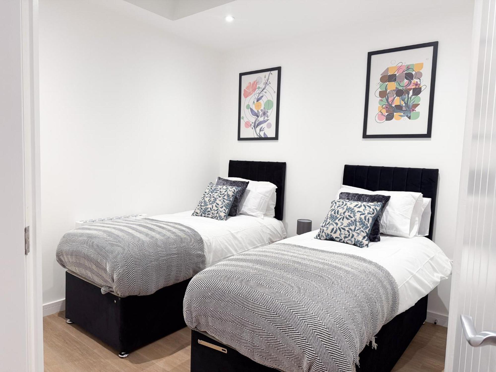 Spacious Modern 1 Bed Apartments In St Neots - Perfect For Contractors & Professionals - Free Parking - Wifi - Fully Equipped Kitchen - Smart Tv Ideal For Work Stays And Long Projects Екстер'єр фото