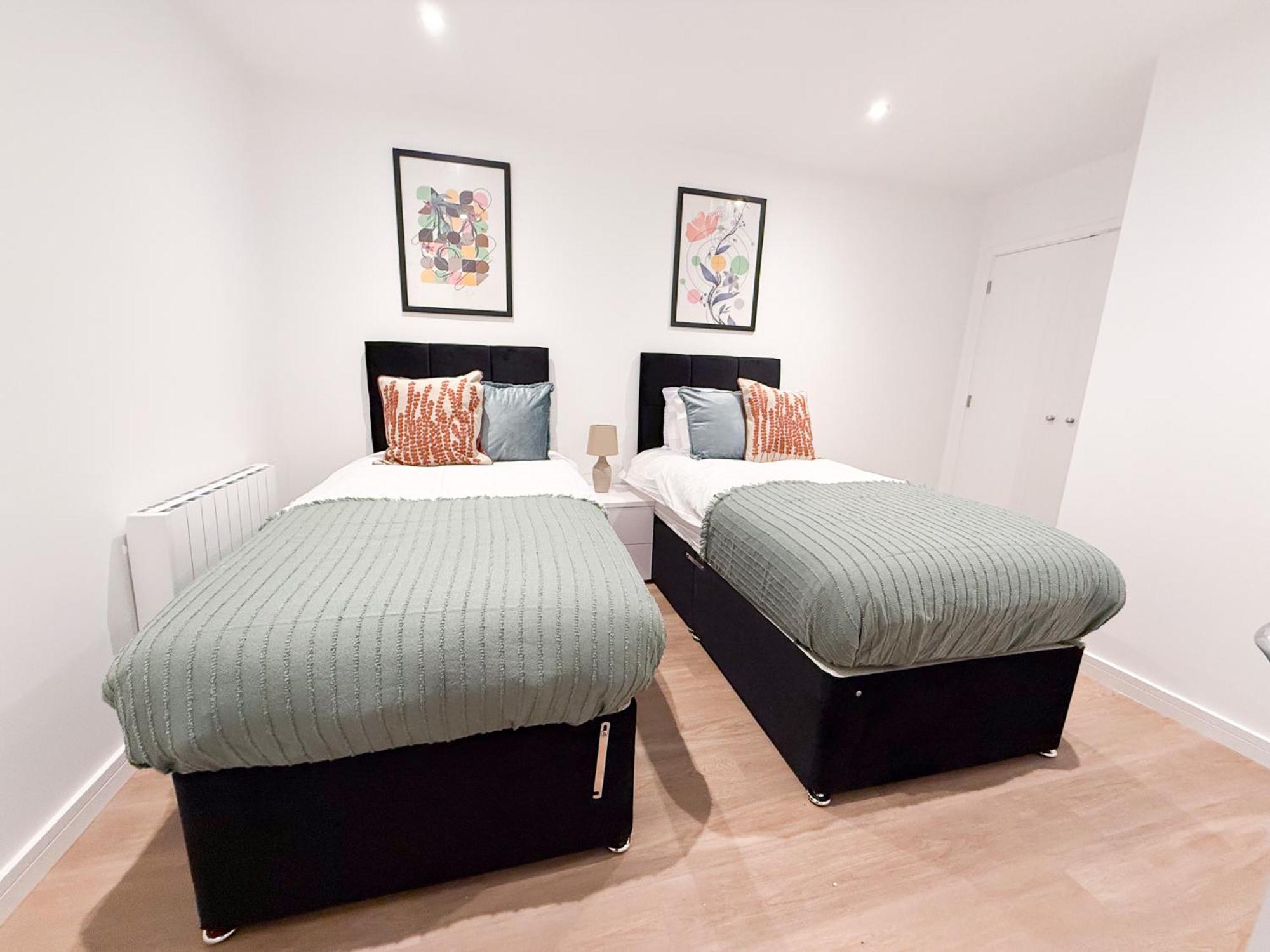 Spacious Modern 1 Bed Apartments In St Neots - Perfect For Contractors & Professionals - Free Parking - Wifi - Fully Equipped Kitchen - Smart Tv Ideal For Work Stays And Long Projects Екстер'єр фото