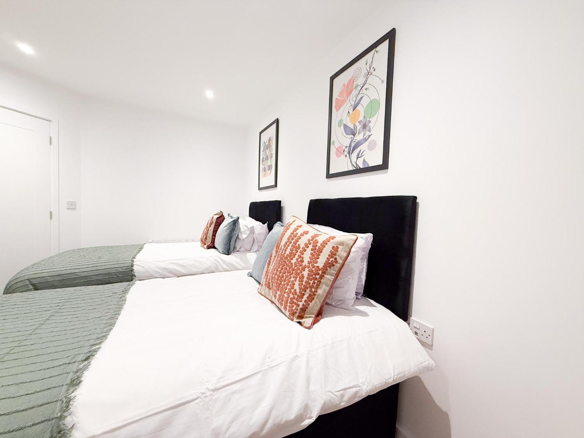 Spacious Modern 1 Bed Apartments In St Neots - Perfect For Contractors & Professionals - Free Parking - Wifi - Fully Equipped Kitchen - Smart Tv Ideal For Work Stays And Long Projects Екстер'єр фото