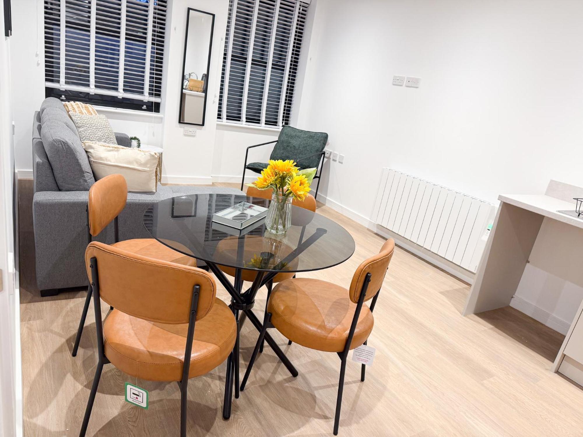 Spacious Modern 1 Bed Apartments In St Neots - Perfect For Contractors & Professionals - Free Parking - Wifi - Fully Equipped Kitchen - Smart Tv Ideal For Work Stays And Long Projects Екстер'єр фото