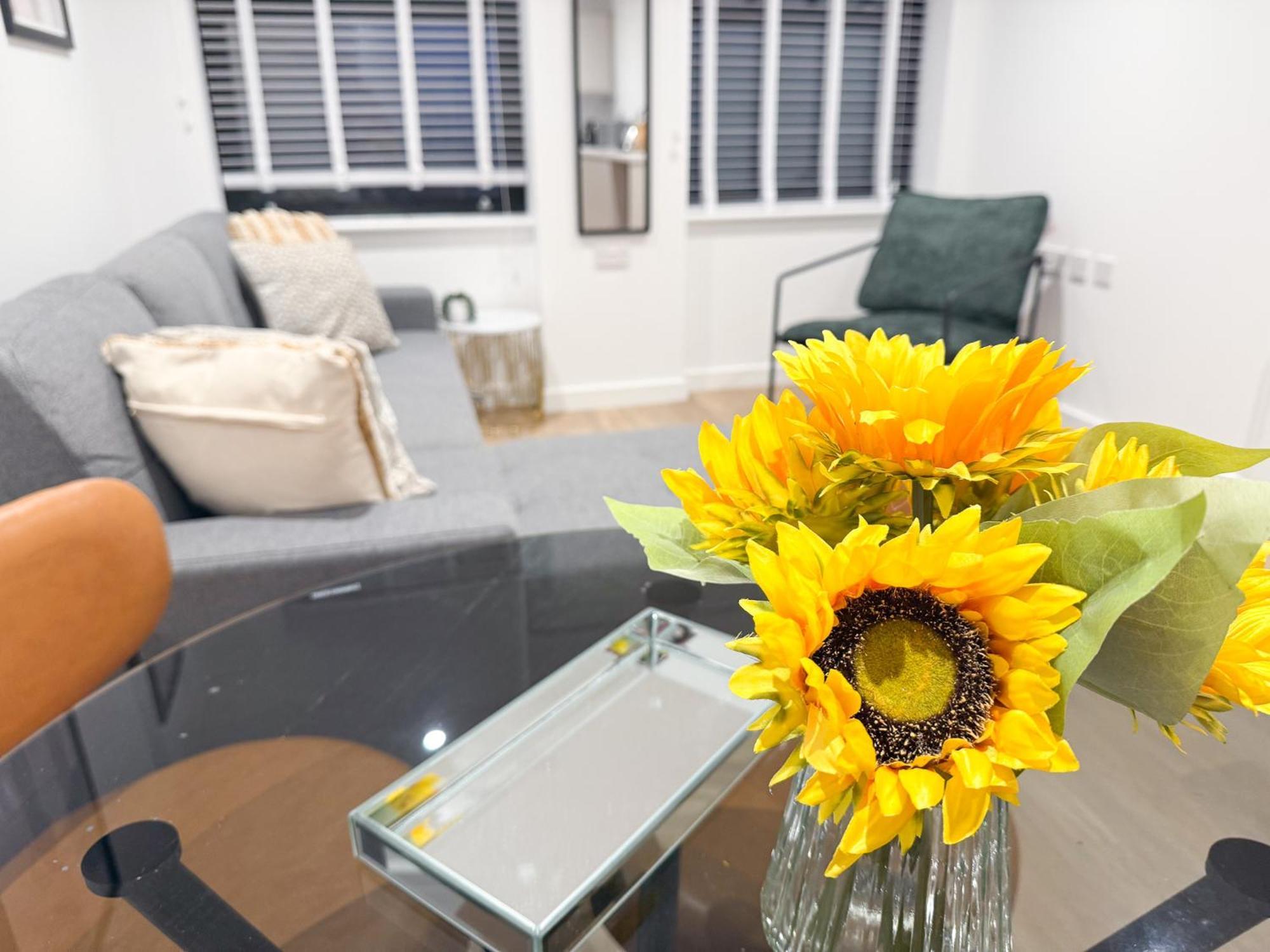 Spacious Modern 1 Bed Apartments In St Neots - Perfect For Contractors & Professionals - Free Parking - Wifi - Fully Equipped Kitchen - Smart Tv Ideal For Work Stays And Long Projects Екстер'єр фото